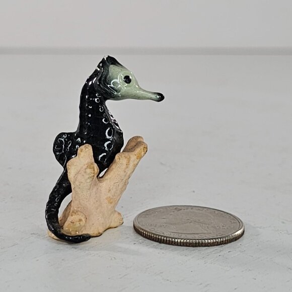 Hagen Renaker Seahorse On Coral Dark Green Miniature Figurine *Chips* - Picture 2 of 8